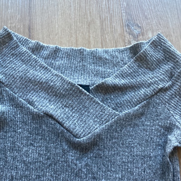 NWOT Lulu’s gray off shouldersweater - Picture 4 of 5